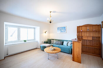 Obývací pokoj (spodní byt). - Prodej domu 135 m², Černovice