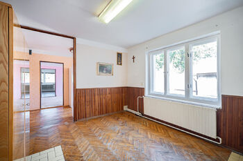 Obývací pokoj (vrchní byt). - Prodej domu 135 m², Černovice
