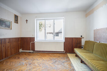 Obývací pokoj (vrchní byt). - Prodej domu 135 m², Černovice