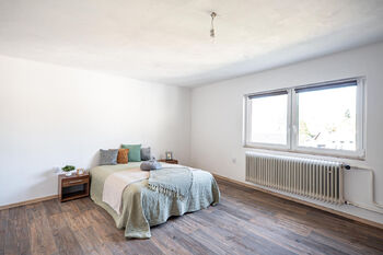 Hlavní ložnice (vrchní byt). - Prodej domu 135 m², Černovice