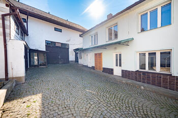 Dvůr. - Prodej domu 135 m², Černovice