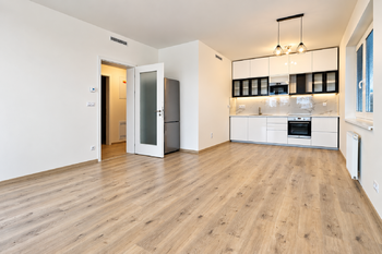 Obývací pokoj s kuchyňským koutem - Prodej bytu 2+kk v osobním vlastnictví 61 m², Praha 9 - Letňany 