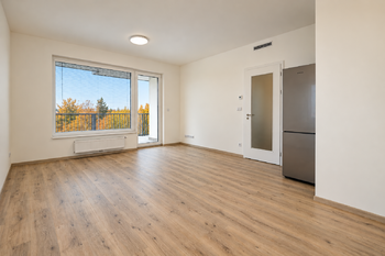 Obývací pokoj s kuchyňským koutem - Prodej bytu 2+kk v osobním vlastnictví 61 m², Praha 9 - Letňany