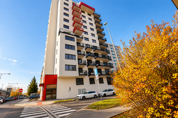 Venkovní pohled na dům - Prodej bytu 2+kk v osobním vlastnictví 61 m², Praha 9 - Letňany