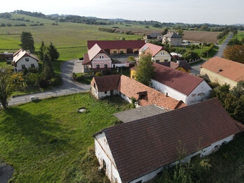 Pohled od jihovýchodu - Prodej pozemku 1468 m², Sedlec-Prčice