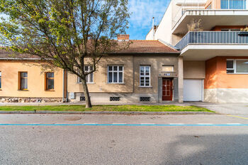 pohled zvenku z ulice - Prodej domu 220 m², Brno 