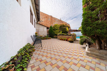 dvorek - Prodej domu 220 m², Brno