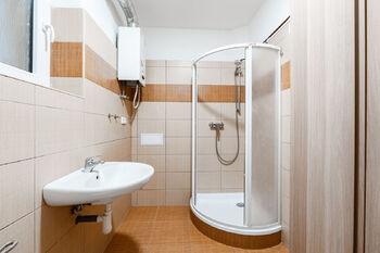 Koupelna - Pronájem bytu 2+kk v osobním vlastnictví 45 m², Praha 3 - Žižkov