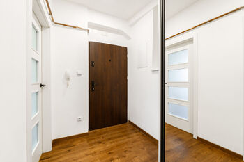 Předsíň - Pronájem bytu 2+kk v osobním vlastnictví 45 m², Praha 3 - Žižkov
