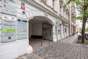 Vjezd do areálu - Prodej bytu 3+kk v osobním vlastnictví 83 m², Praha 10 - Vinohrady