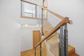Dřevěné schody do patra - Prodej bytu 3+kk v osobním vlastnictví 83 m², Praha 10 - Vinohrady