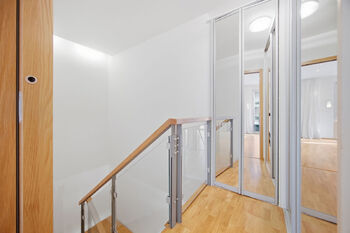 Vestavěné skříně v patře - Prodej bytu 3+kk v osobním vlastnictví 83 m², Praha 10 - Vinohrady