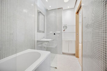 Horní koupelna - Prodej bytu 3+kk v osobním vlastnictví 83 m², Praha 10 - Vinohrady