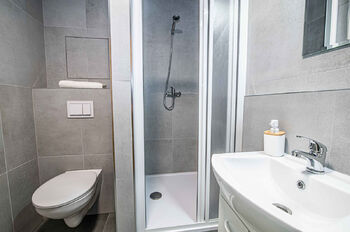 koupelna s WC - Pronájem bytu 1+kk v osobním vlastnictví 29 m², Rakovník