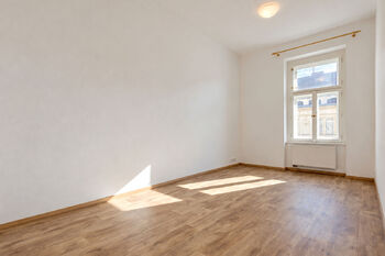 Obývací pokoj - Prodej bytu 1+kk v osobním vlastnictví 31 m², Praha 6 - Dejvice
