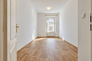 Obývací pokoj - Prodej bytu 1+kk v osobním vlastnictví 31 m², Praha 6 - Dejvice