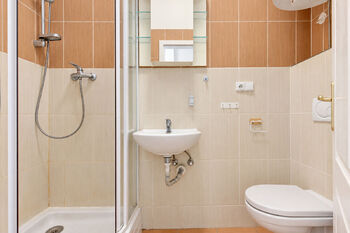 Koupelna s WC - Prodej bytu 1+kk v osobním vlastnictví 31 m², Praha 6 - Dejvice