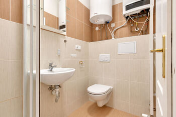 Koupelna s WC - Prodej bytu 1+kk v osobním vlastnictví 31 m², Praha 6 - Dejvice