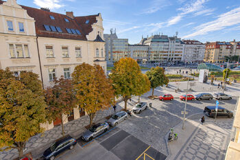 Pohled z okna směrem k Hradčanské - Prodej bytu 1+kk v osobním vlastnictví 31 m², Praha 6 - Dejvice