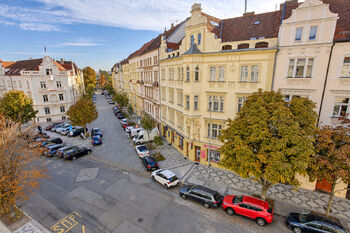 Pohled z okna do ulice Muchova - Prodej bytu 1+kk v osobním vlastnictví 31 m², Praha 6 - Dejvice