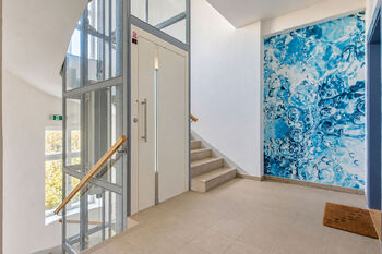 Chodba na patře - Prodej bytu 1+kk v osobním vlastnictví 31 m², Praha 6 - Dejvice