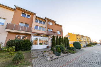 Uzavřený areál - Prodej bytu 4+1 v osobním vlastnictví 100 m², Praha 9 - Horní Počernice
