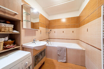 Dvě koupelny - Prodej bytu 4+1 v osobním vlastnictví 100 m², Praha 9 - Horní Počernice