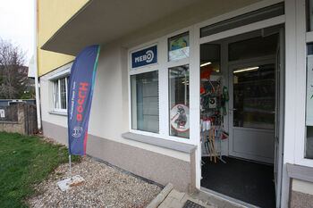 vstup do prodejny - Prodej kancelářských prostor 141 m², Praha 5 - Hlubočepy