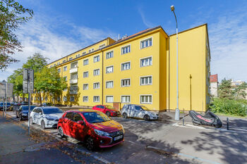 Pohled na dům - Prodej bytu 3+1 v osobním vlastnictví 87 m², Praha 3 - Žižkov