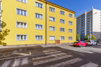 Pohled na dům - Prodej bytu 3+1 v osobním vlastnictví 87 m², Praha 3 - Žižkov