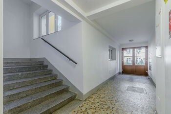 Schodiště v domě - Prodej bytu 3+1 v osobním vlastnictví 87 m², Praha 3 - Žižkov