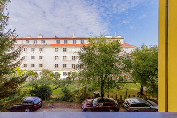Pohled z balkonu do dvora - Prodej bytu 3+1 v osobním vlastnictví 87 m², Praha 3 - Žižkov