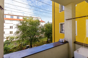 Pohled z balkonu do dvora - Prodej bytu 3+1 v osobním vlastnictví 87 m², Praha 3 - Žižkov