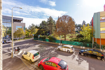 Pohled z okna do ulice - Prodej bytu 3+1 v osobním vlastnictví 87 m², Praha 3 - Žižkov