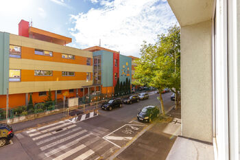 Pohled z okna do ulice - Prodej bytu 3+1 v osobním vlastnictví 87 m², Praha 3 - Žižkov