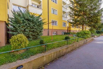 Dvůr u domu - Prodej bytu 3+1 v osobním vlastnictví 87 m², Praha 3 - Žižkov