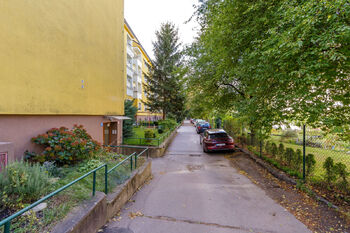 Dvůr u domu - Prodej bytu 3+1 v osobním vlastnictví 87 m², Praha 3 - Žižkov