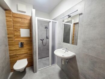 koupelna s WC - Pronájem bytu 1+1 v osobním vlastnictví 44 m², České Budějovice