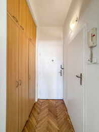 Chodba se skříní - Pronájem bytu 1+kk v osobním vlastnictví 27 m², Praha 2 - Nové Město
