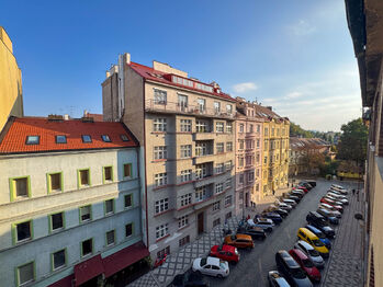 Výhled z okna - Pronájem bytu 1+kk v osobním vlastnictví 27 m², Praha 2 - Nové Město