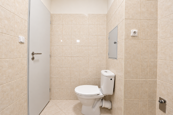 Koupelna - Pronájem bytu 2+kk v osobním vlastnictví 38 m², Praha 9 - Kyje