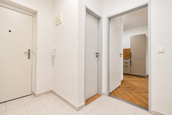 Chodba - Pronájem bytu 2+kk v osobním vlastnictví 38 m², Praha 9 - Kyje