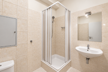 Koupelna - Pronájem bytu 2+kk v osobním vlastnictví 38 m², Praha 9 - Kyje