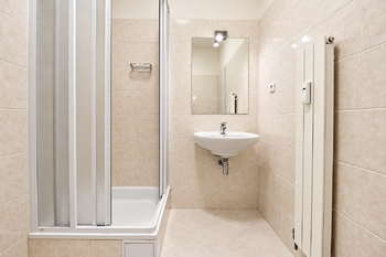 Koupelna - Pronájem bytu 2+kk v osobním vlastnictví 38 m², Praha 9 - Kyje