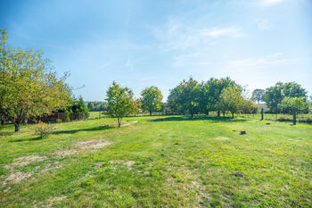 Pohled do zahrady. - Prodej domu 175 m², Kamenice nad Lipou