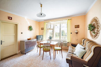 Společenská místnost (+ KK z druhé strany). - Prodej domu 175 m², Kamenice nad Lipou