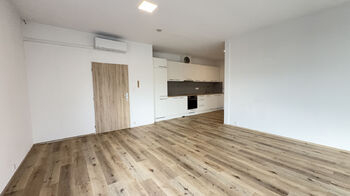 vstup a kuchyňský kout - Pronájem bytu 2+kk v osobním vlastnictví 75 m², Kojetice