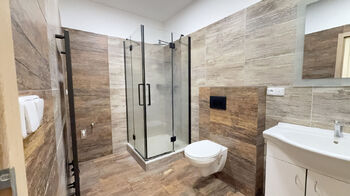 koupelna s WC - Pronájem bytu 2+kk v osobním vlastnictví 75 m², Kojetice