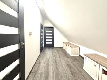 Prodej domu 232 m², Hromnice