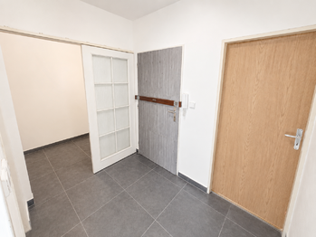pohled na vstupní dveře - Pronájem bytu 2+kk v osobním vlastnictví 62 m², Měšice